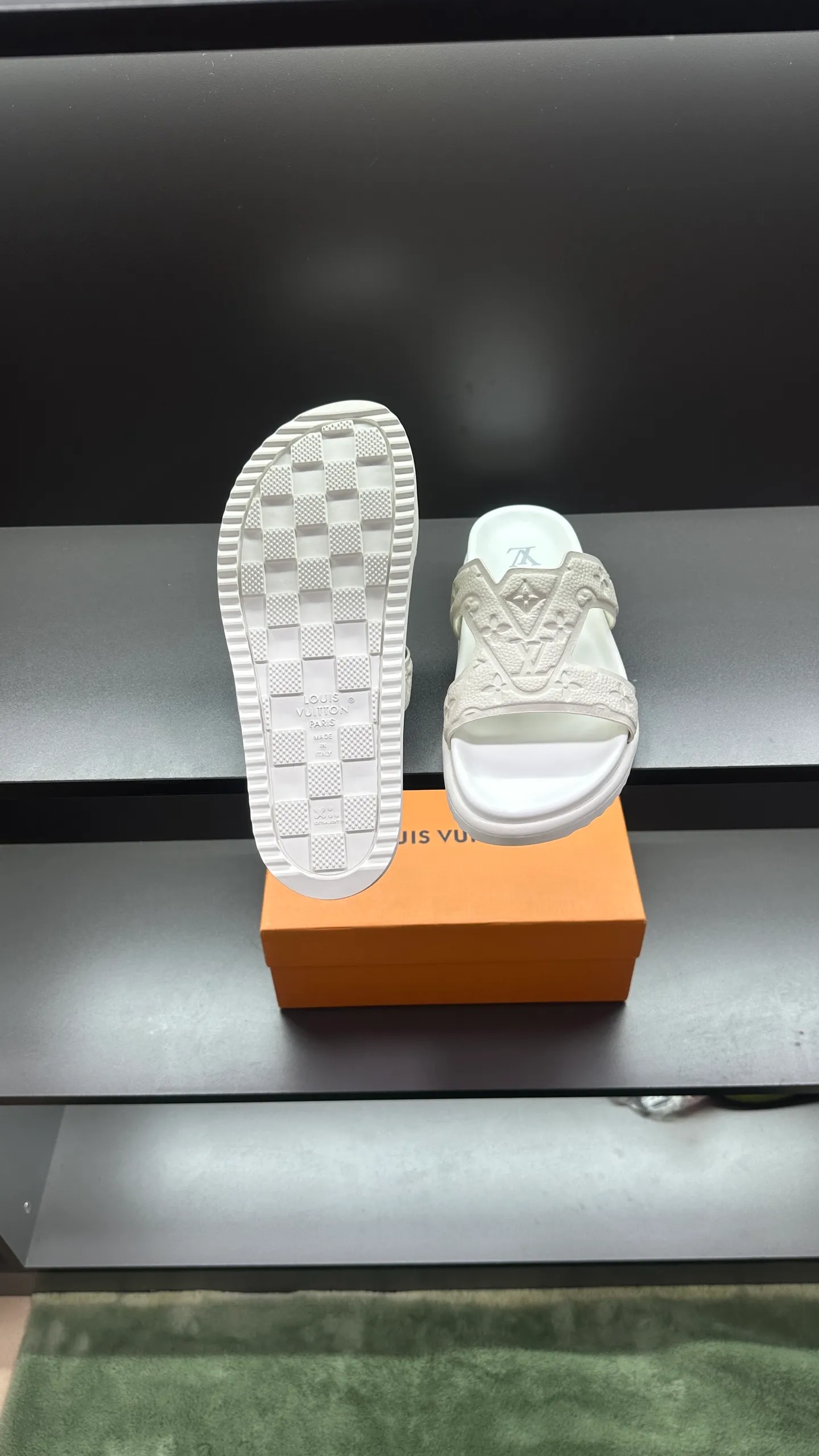 P320 🔍LV Men's Spring and Summer Slippers Counter Synchronization. The uppers are imported cowhide fabric from Italy, with logo graphics and high-quality craftsmanship. The soles are: original soles specially provided by the original factory. The exclusive movable molded soles are super comfortable. The original factory follows the order. 🔍🔍High quality. You can enter and leave the counter at will. Welcome to compare. Code number 38-45 No. 058